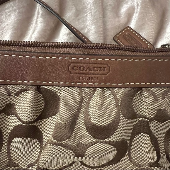 Authentic Coach classic brown wristlet - Picture 15 of 16